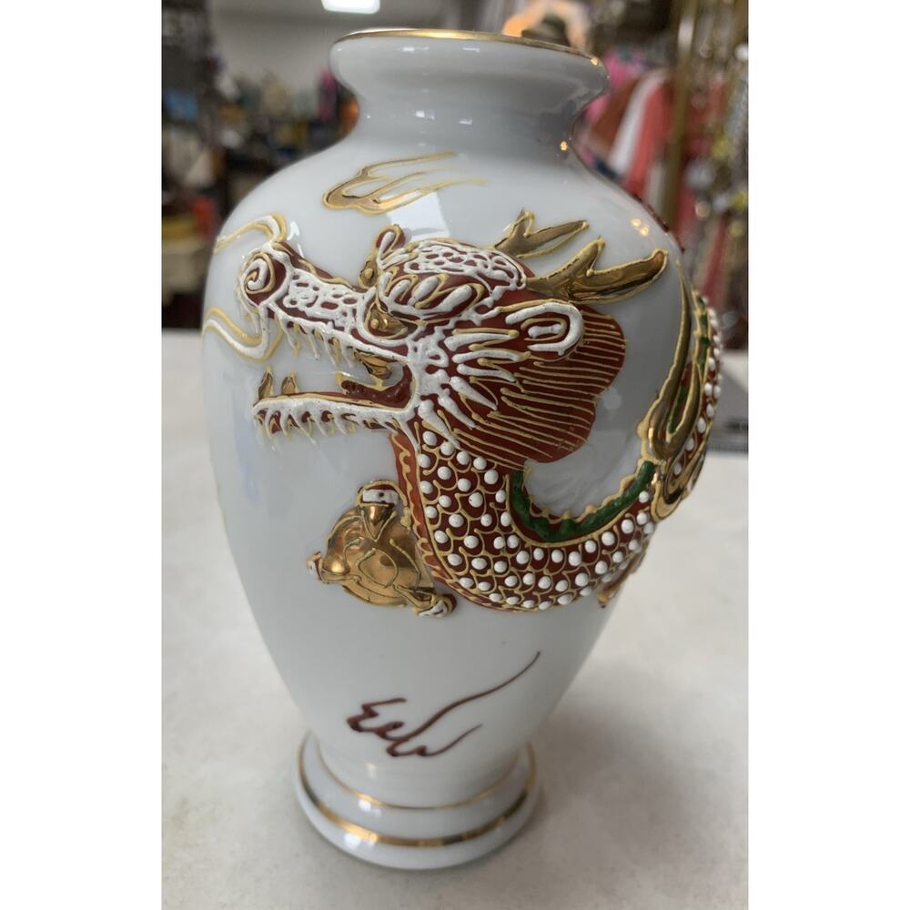Vintage Japanese Hand painted Dragonware Moriage Dragon Vase 6” made in Japan